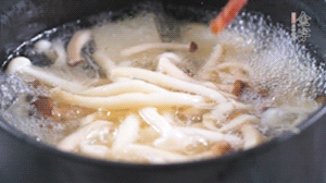 依次放火腿、豆腐，加水大火燒開，小火燉煮20分鐘，出鍋前撒上蔥花即可。