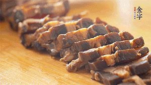 金字醬肉切片。