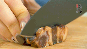 金字風(fēng)味醬肉切成片，上鍋蒸15分鐘。