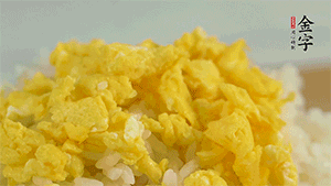 將雞蛋碎、西蘭花碎和放涼的米飯混合，用少許鹽、橄欖油調(diào)味。