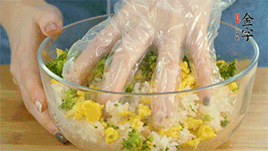 將飯團(tuán)用手搓捏成圓球狀。