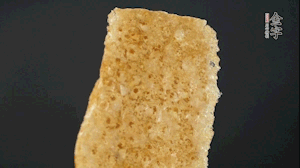 油炸豬皮冷水泡發(fā)，切成菱形。