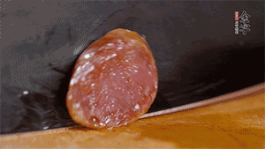 金字火腿肉香腸上鍋蒸15分鐘，切片備用。