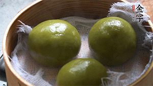 青團(tuán)上沸水鍋中蒸10分鐘即可。