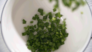韭菜洗凈，切粒。