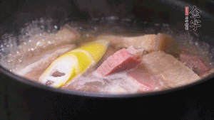 火肉、豬肉加料酒、清水大火煮開后，加入春筍小火慢燉40分鐘，出鍋前撒蔥花即可。