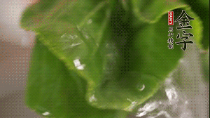 小青菜從根部掰開，分別洗凈。