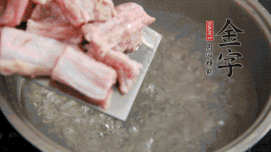 剁成塊狀的排骨洗凈，放入沸騰的鍋中，加姜片汆燙，2分鐘后撈出備用。
