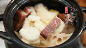 加水沒過食材，加料酒大火煮沸后，再小火燉煮1小時。（如果沒有砂鍋小火燉煮，用電飯煲的煮湯功能、高壓鍋也是可以的。）