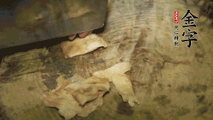 加適量溫水淹沒食材，大火燉至水沸后再小火慢燉1小時(shí)，出鍋前10分鐘加枸杞。（焯過水后的豬蹄不應(yīng)再用涼水，用溫水燉煮更容易軟爛。也可以用高壓鍋或者有煲湯功能的電飯煲，省時(shí)又便于入味。）