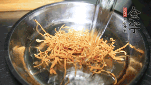 蟲草花用涼水浸泡10分鐘，干香菇溫水泡發(fā)至軟去蒂備用。蓮子、紅棗也可一同清洗干凈。