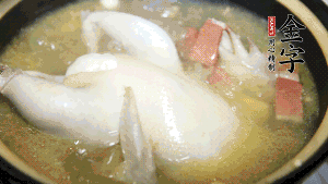 煮沸時加入蟲草花、香菇、紅棗，以料酒調(diào)味繼續(xù)小火燉煮1小時左右。
