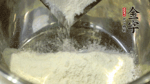 【油皮】1．將油皮材料放入料盆中，緩緩加100ml水，攪拌成雪花片狀。在案板上反復(fù)揉搓成有一定筋度的光潔面團(tuán)，搓成12個團(tuán)子。
