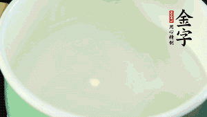 鍋中盛涼水，放入汆燙好的鴿子、火腿片、生姜片。