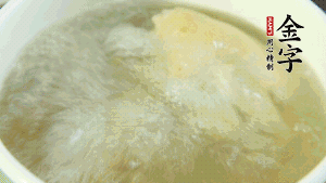 待湯水滾開后，再加入山藥塊，以料酒調味。