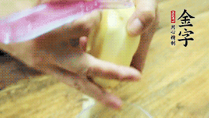 將食材洗凈，茄子、土豆切滾刀塊。