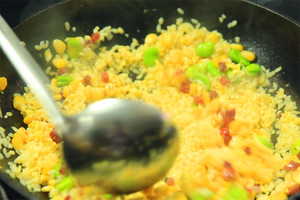 然后加入炒好的食材混合均勻，炒熟即可。出鍋前加少許黑胡椒、鹽和蔥花就可以啦?。?！