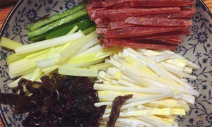 黑木耳泡發(fā)，黑木耳、韭黃、雷筍、青椒切成絲。