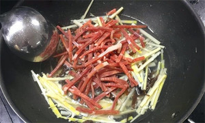 火腿絲、筍絲、黑木耳絲汆水后，瀝干。