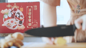 將處理好的老鴨放入冷水鍋中，丟入姜片，冷水煮沸去腥。