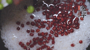 將炒好的食材和大米、紅豆一起放進電飯鍋煮。