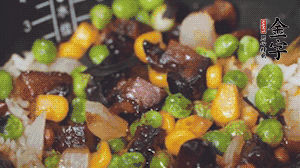 出鍋前加蠔油、生抽調(diào)味，撒點熟白芝麻即可。