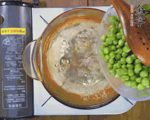 豌豆粒焯水30秒，過(guò)涼水。
