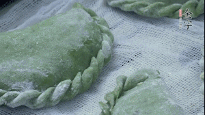 【制作】2.蒸架上墊浸濕的屜布，再放上清明果，大火蒸10~15分鐘，完成，出鍋啦！