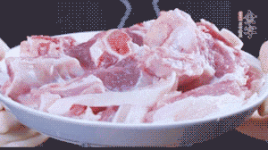 新鮮羊肉冷水入鍋，加姜片、清水焯水，除去血沫。