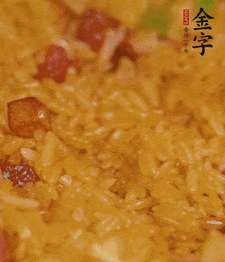 放一撮鹽、生抽少許，倒入炸好的芋頭。最后撒蔥花、蒜末翻炒均勻。