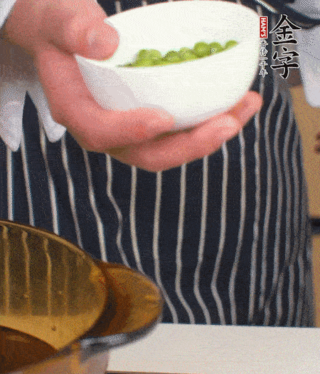 胡蘿卜、豌豆和干花菇焯水。