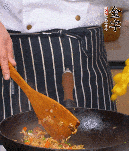 加咖喱塊、少許鹽、白糖調(diào)味，炒至咖喱塊融化后，倒米飯，翻炒至每粒米飯都包裹上咖喱，再放黃椒、青椒粒，出鍋前加菠蘿粒和小蔥翻拌均勻。