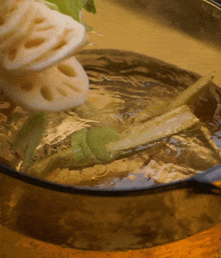 把玉米筍（對半切開）、西芹（切斜片）、蓮藕（切片），放入開水鍋內(nèi)，加點少許鹽、油，汆燙2分鐘。