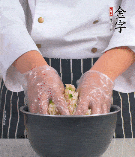 米飯中放西蘭花碎、咸肉丁，加少許黑胡椒、十來滴橄欖油拌勻。