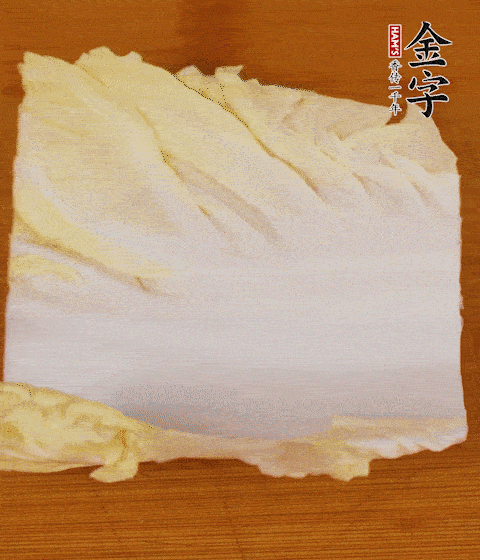 一片白菜一片淡火腿交替疊起，疊個兩三層放進鍋內(nèi)，直到塞滿鍋。