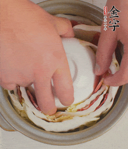寬度剛好是鍋的高度?？垡粋€小碗更有助于幫助造型。