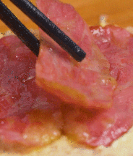 放上火腿、芝士片、生菜，再放一片土司。