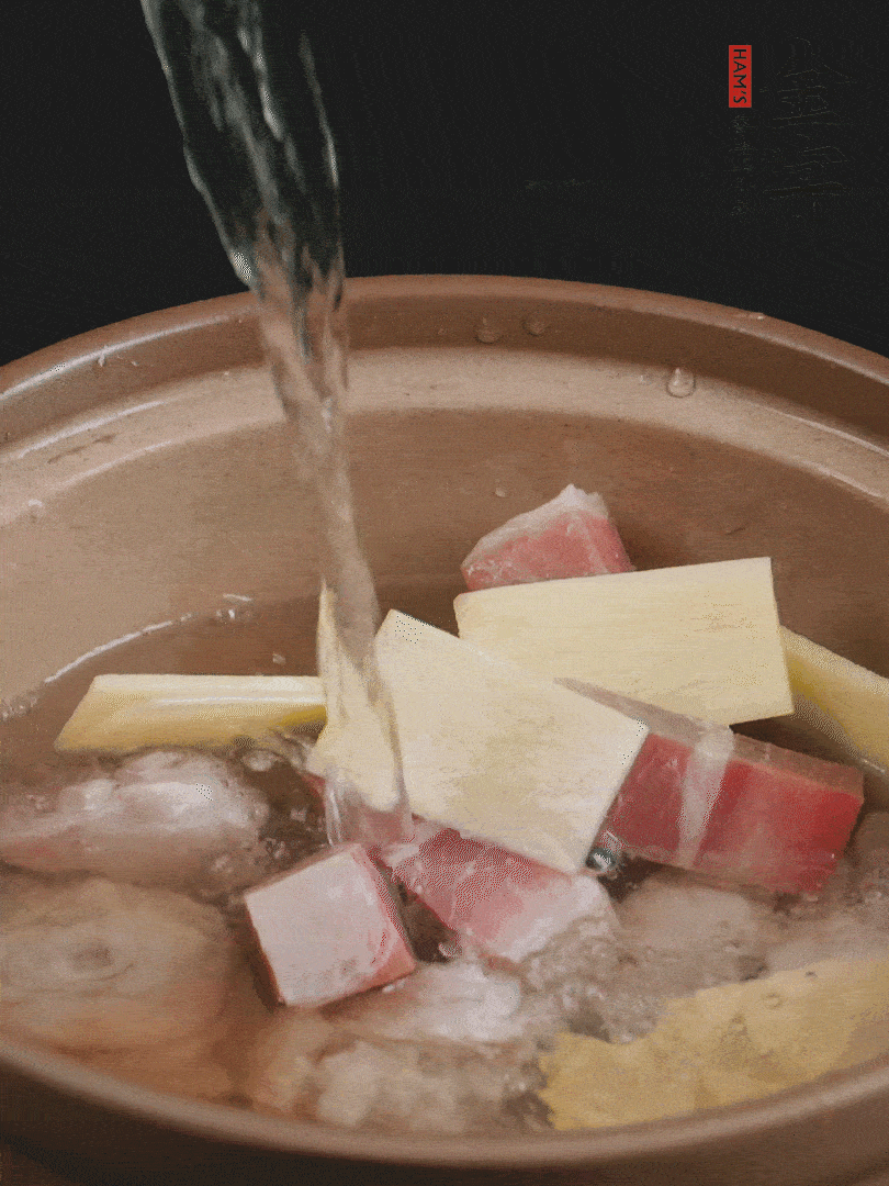 雞塊、火腿、姜片加適量料酒、清水燉80分鐘。
