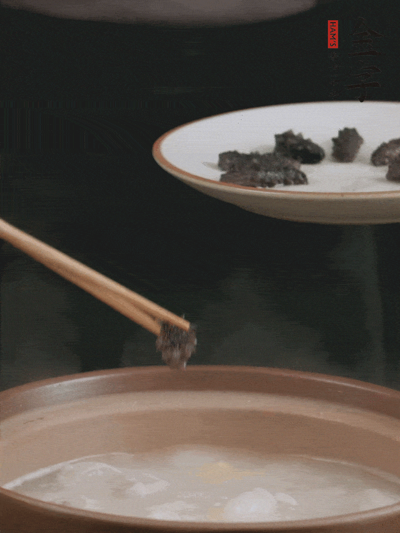 期間雞湯燉到80分鐘時，加小海參再燉10分鐘。
