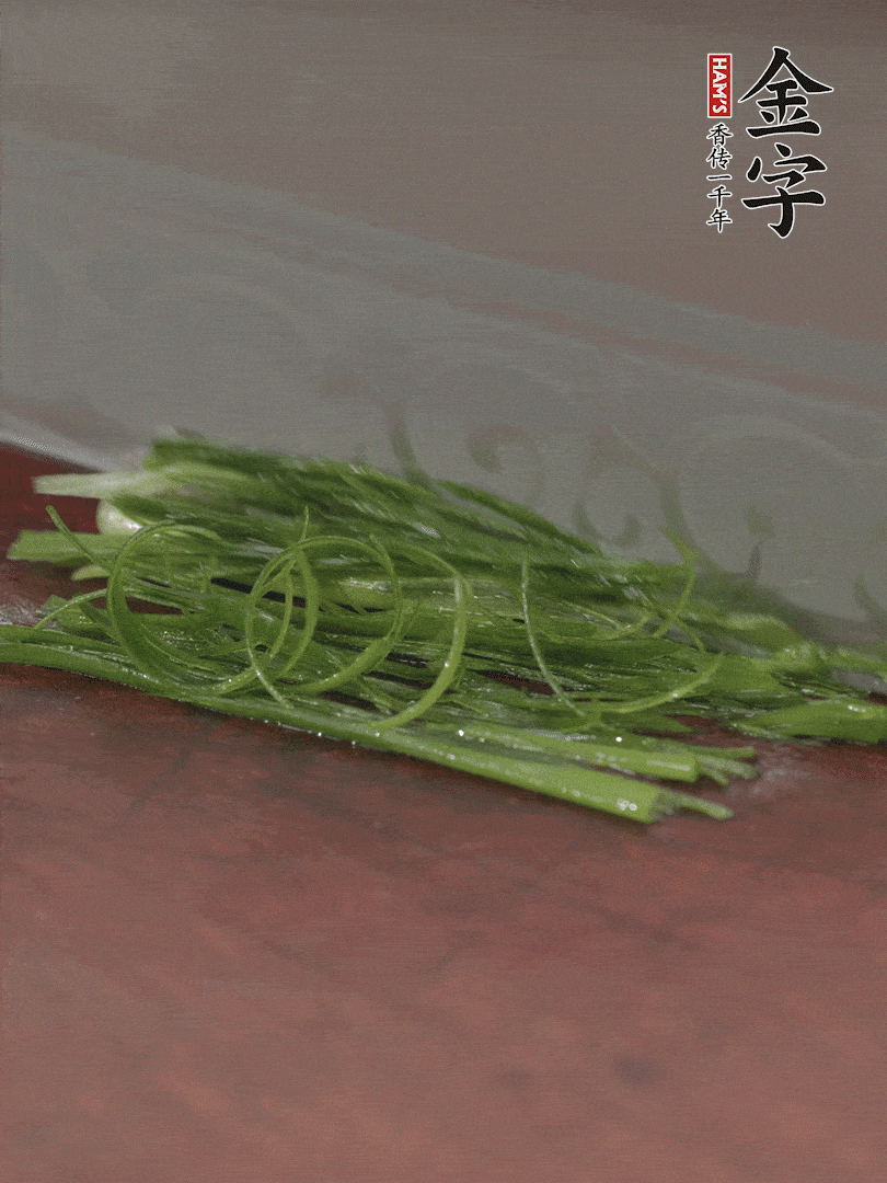 生姜切薄片，紅椒切細(xì)絲，小蔥蔥綠切細(xì)絲，泡入冰水中保持新鮮。