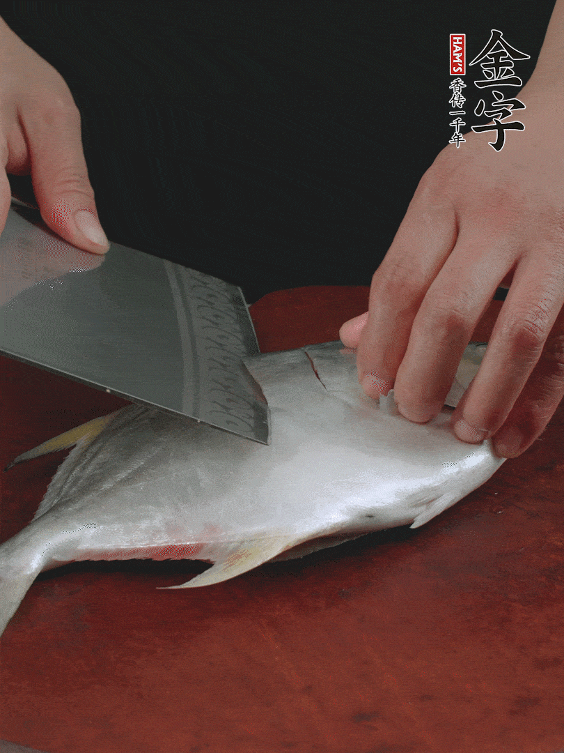 處理干凈銀鯧魚(yú)1條，表面斜刀切出花刀。