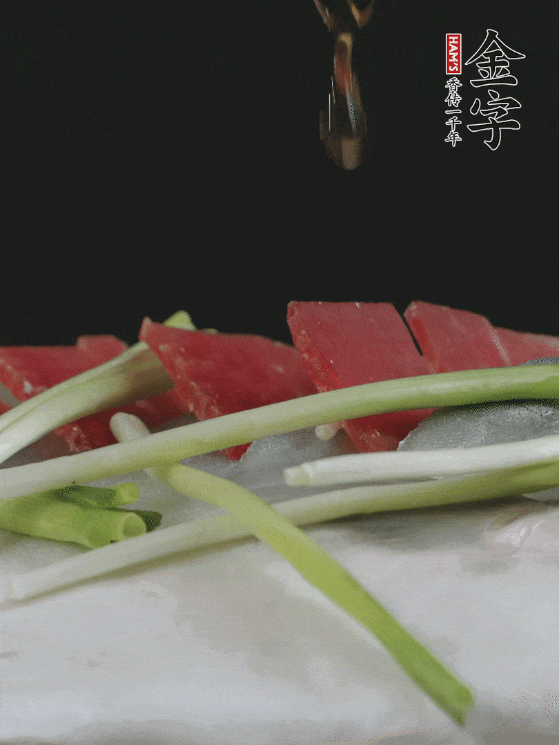 蔥白置于魚(yú)身，放適量豌豆，淋上花雕酒。