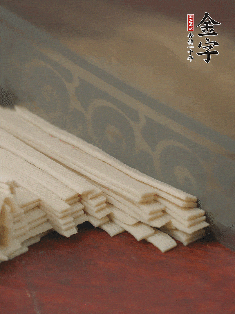 燉火腿期間，千張切細絲，白蘿卜去皮切細絲，蒜葉切細丁。