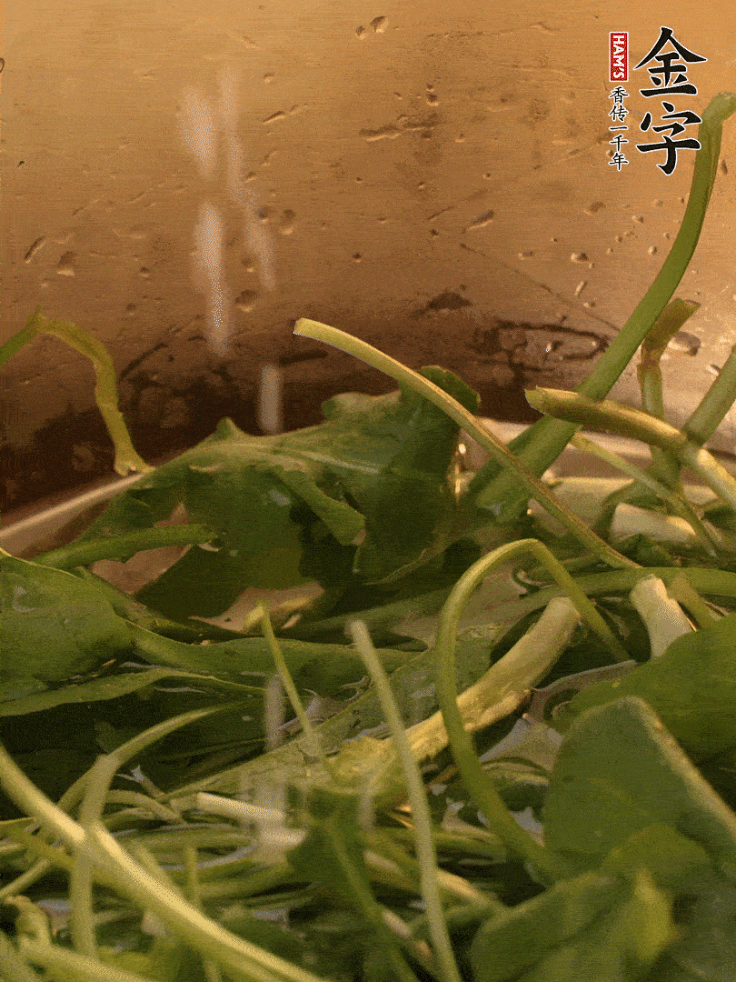 薺菜去掉根部，加小蘇打、鹽熱水沸騰燙軟。