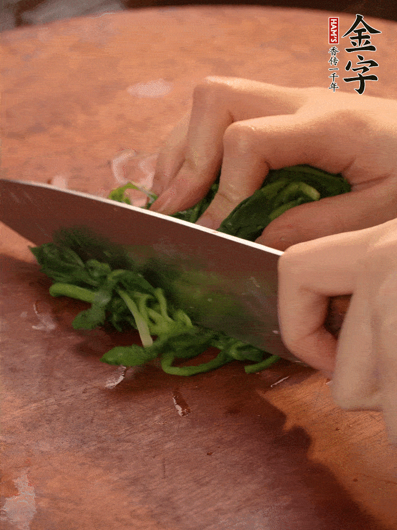 晾涼拽干水份，切碎備用。