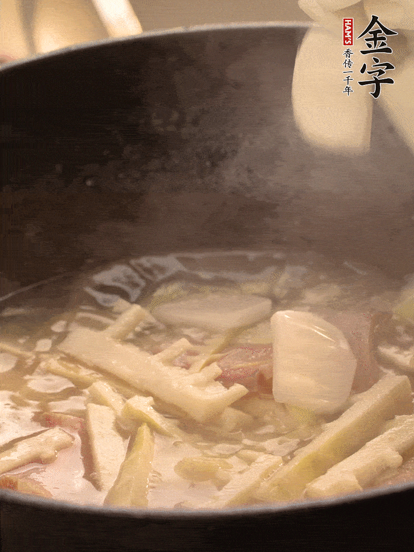 加一點(diǎn)開水后，放年糕燜2分鐘至軟。