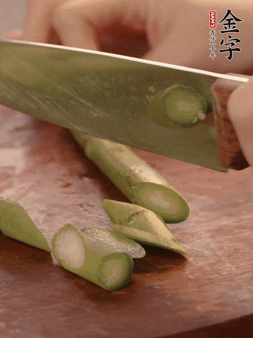 蘆筍去掉底部老的部分，斜切成段。白玉菇去掉根部，日本豆腐切成圓厚片。