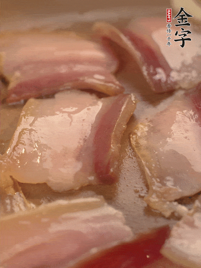 鍋中熱油煸香大蒜、咸肉。