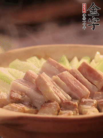 金字淡咸肉切條，焯水備用。