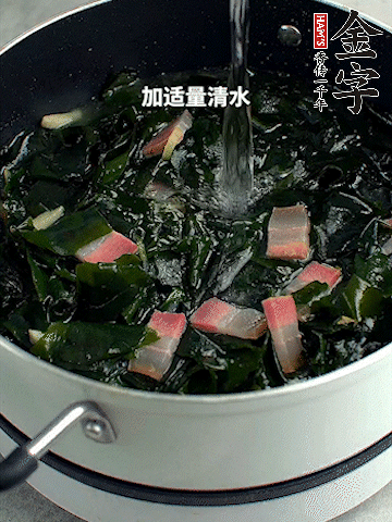 放入泡發(fā)好的裙帶菜翻炒一下，加適量清水燉煮。